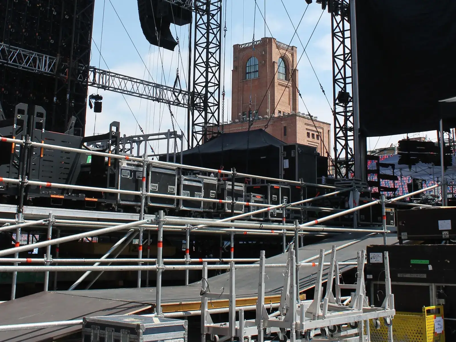 Palco di un concerto in allestimento allo stadio Dall'Ara, con americane, casse e flight case
