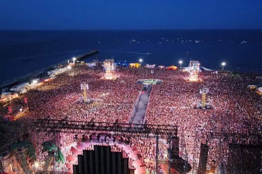 Il pubblico del Jova Beach Party al Lido degli Estensi, nel 2019
