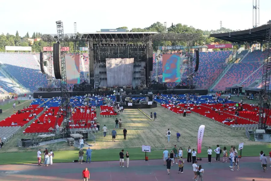Uno stadio con il palco allestito e il parterre pronto prima dell'apertura