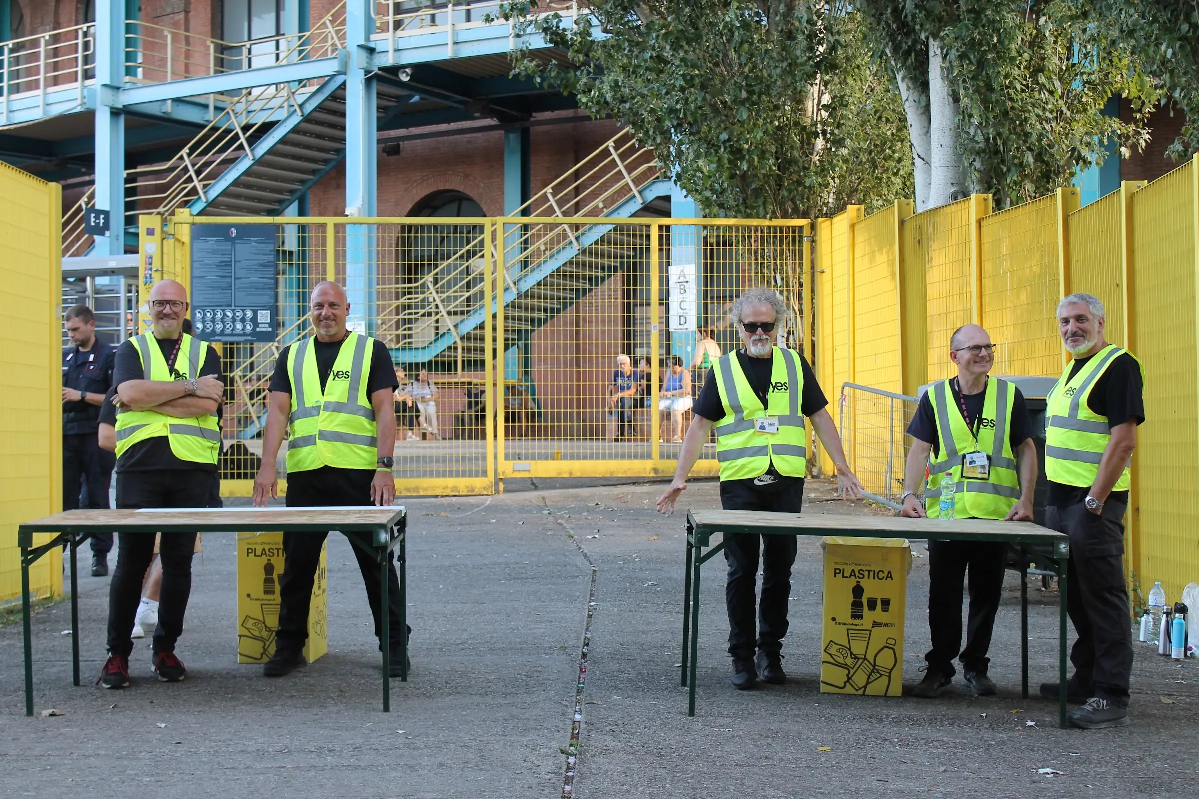 La squadra YES in pettorina gialla schierata alle postazioni di controllo all'ingresso di un evento, prima dell'apertura